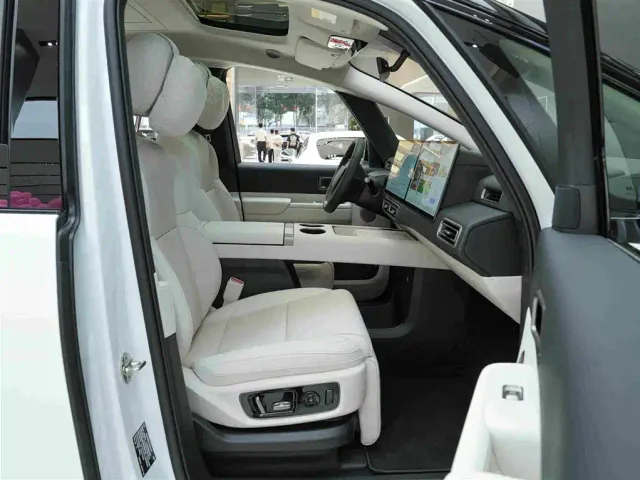 Li Auto MEGA — Фото автомобиля 12