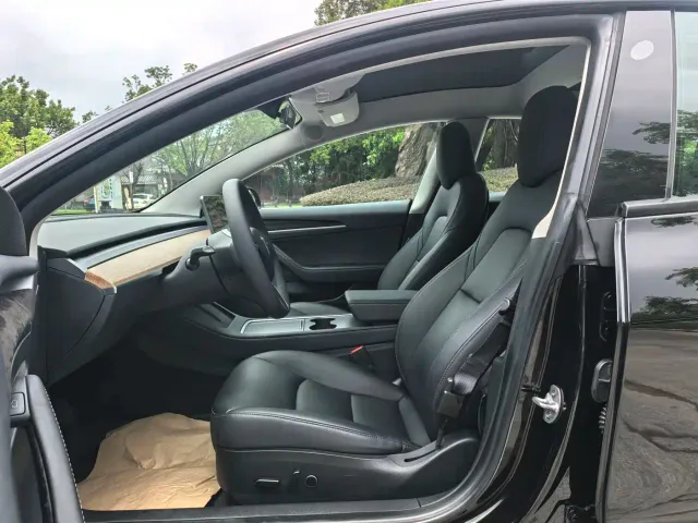 Tesla Model 3 — Фото автомобиля 14