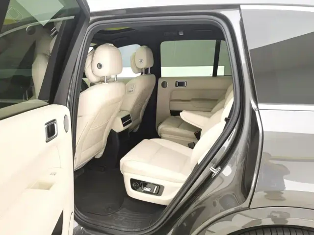 Li Auto L8 — Фото автомобиля 11