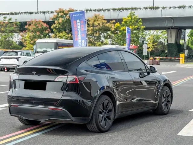 Tesla Model Y — Фото автомобиля 8
