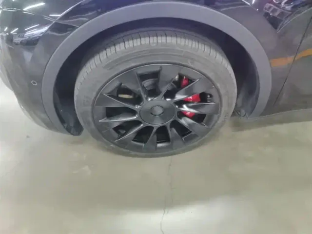 Tesla Model Y — Фото автомобиля 22