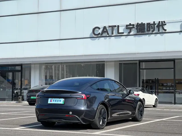 Tesla Model 3 — Фото автомобиля 3