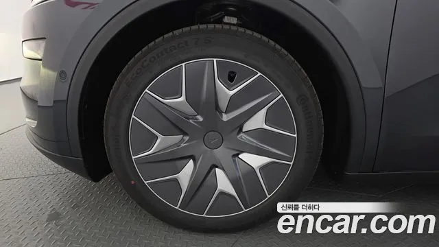 Tesla Model Y — Фото автомобиля 5