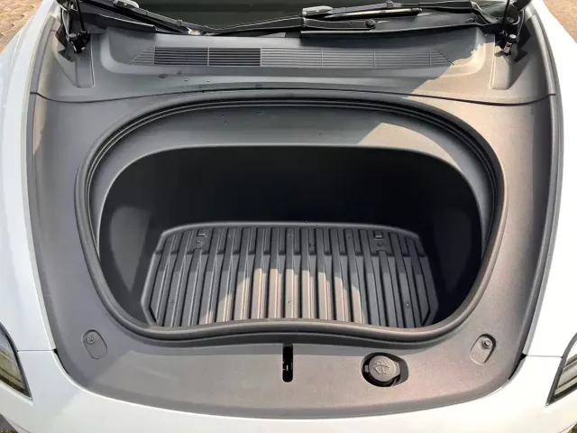 Tesla Model 3 — Фото автомобиля 11