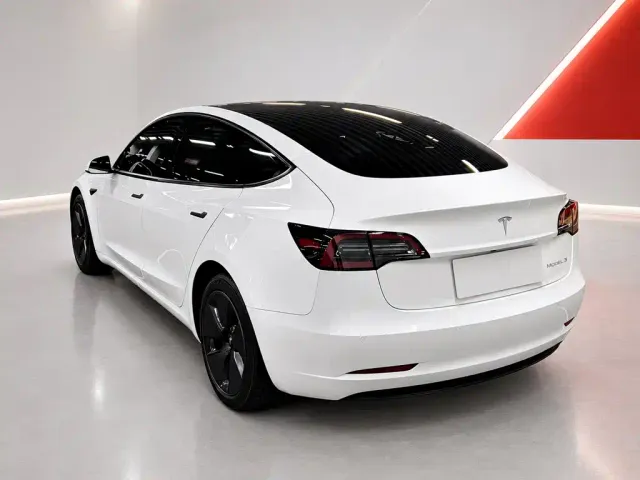 Tesla Model 3 — Фото автомобиля 4