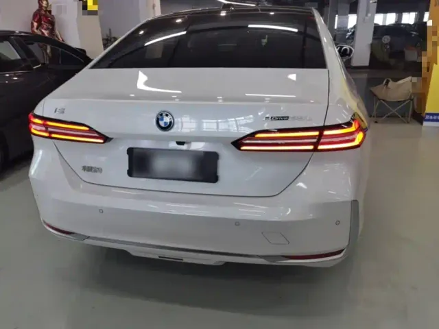 BMW i5 — Фото автомобиля 5