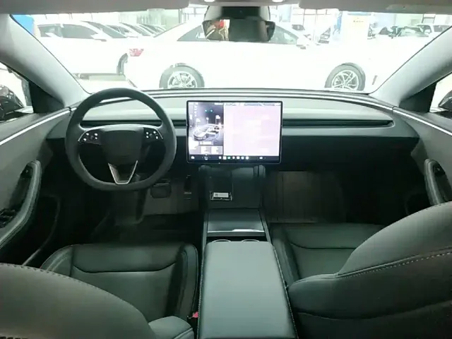 Tesla Model 3 — Фото автомобиля 9