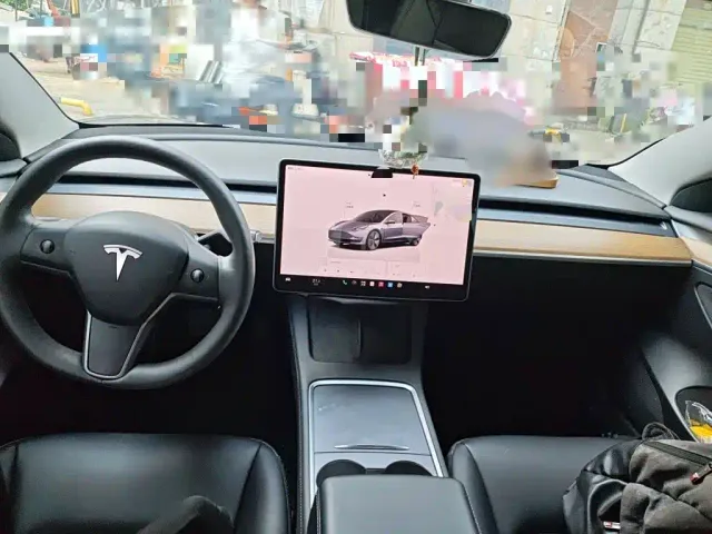 Tesla Model 3 — Фото автомобиля 12