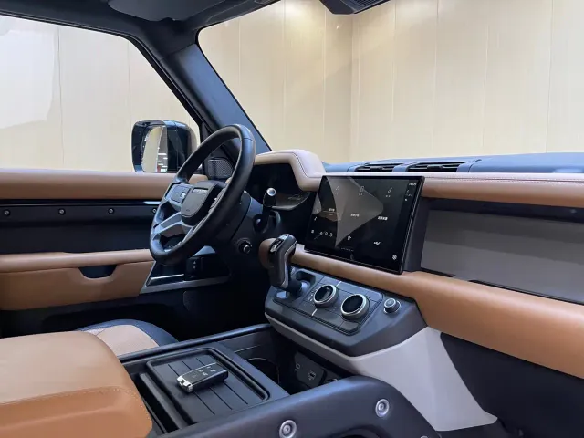 Land Rover Defender — Фото автомобиля 12