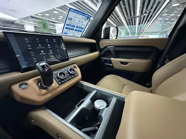 Land Rover Land Rover Defender 2025 110 3.0T P400 -Dynamic HSE — Фото автомобиля 13