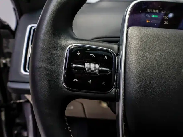 Li Auto L8 — Фото автомобиля 14