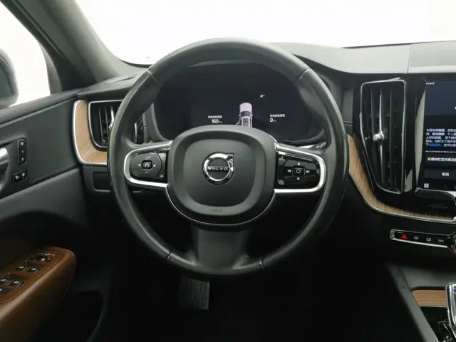 Volvo XC60 — Фото автомобиля 11