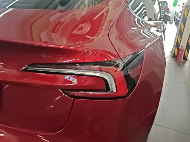 Tesla Model 3 — Фото автомобиля 7