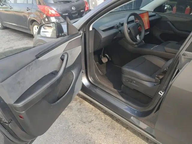 Tesla Model Y — Фото автомобиля 11