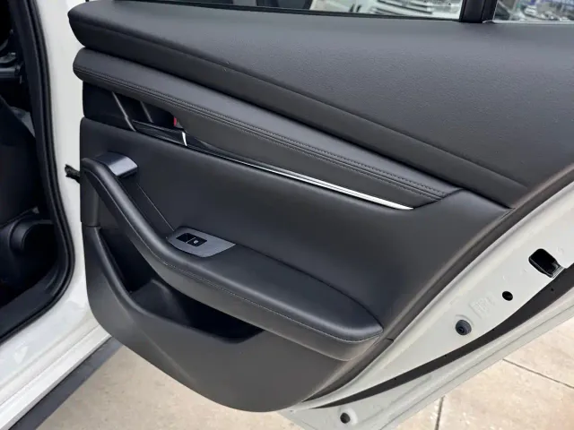 Mazda Axela — Фото автомобиля 16