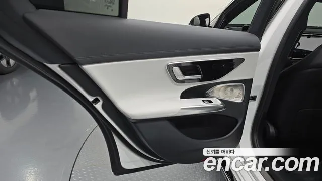 Mercedes-Benz E-Class — Фото автомобиля 24