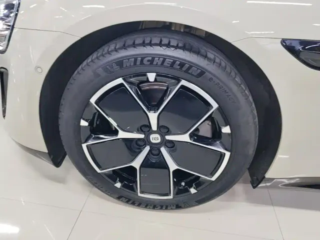 Xiaomi SU7 — Фото автомобиля 22
