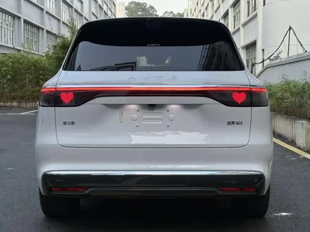 Aito M8 — Фото автомобиля 5