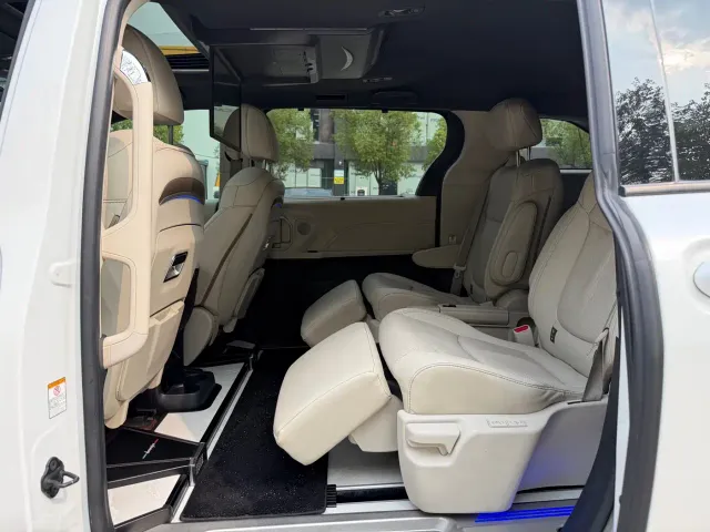 Toyota Sienna — Фото автомобиля 4