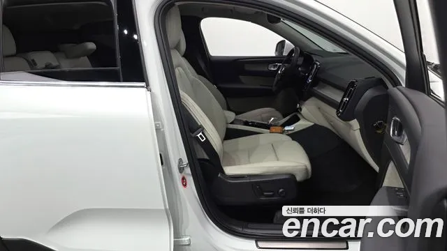 Volvo XC40 — Фото автомобиля 10