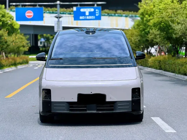 Li Auto MEGA — Фото автомобиля 2
