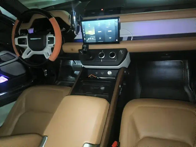 Land Rover Defender — Фото автомобиля 12