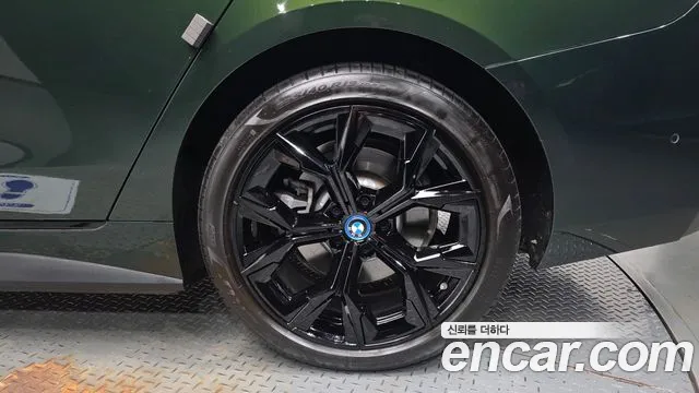 BMW i4 — Фото автомобиля 6