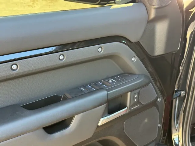 Land Rover Defender — Фото автомобиля 8