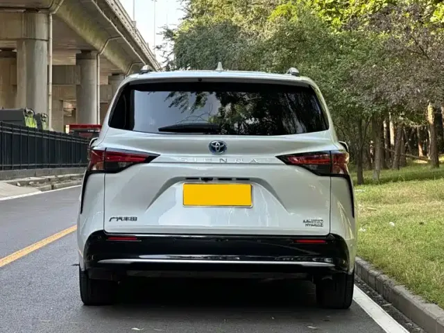Toyota Sienna — Фото автомобиля 4