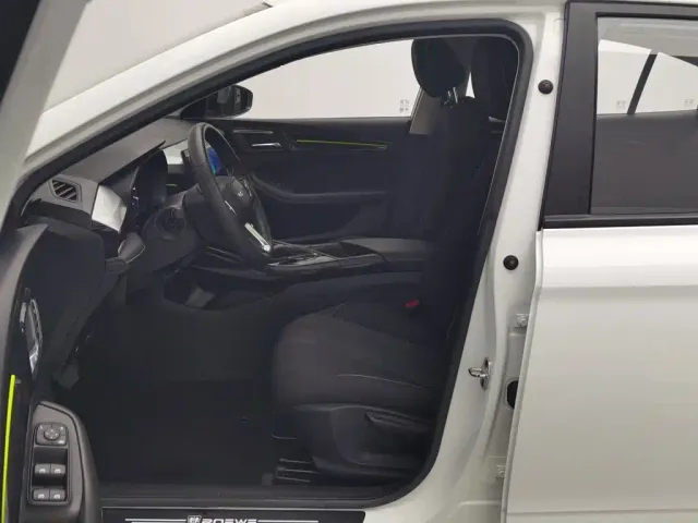 Roewe i5 — Фото автомобиля 10