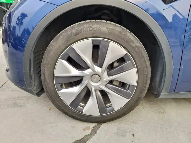 Tesla Model Y — Фото автомобиля 5