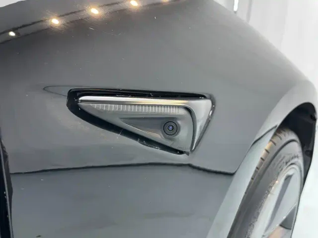 Tesla Model 3 — Фото автомобиля 22