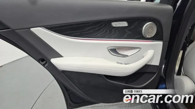 Mercedes-Benz E-Class — Фото автомобиля 22