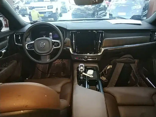 Volvo S90 — Фото автомобиля 9
