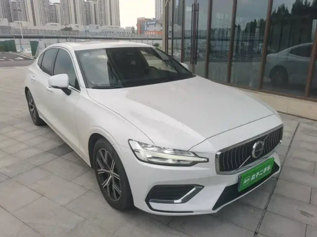 Volvo S60 — Фото автомобиля 3