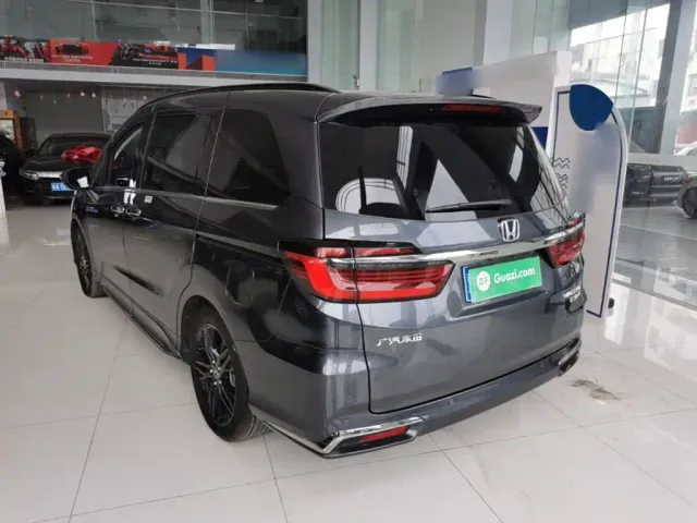 Honda Odyssey 2022 2.0L e:HEV Sharp Supreme Edition — Фото автомобиля 4