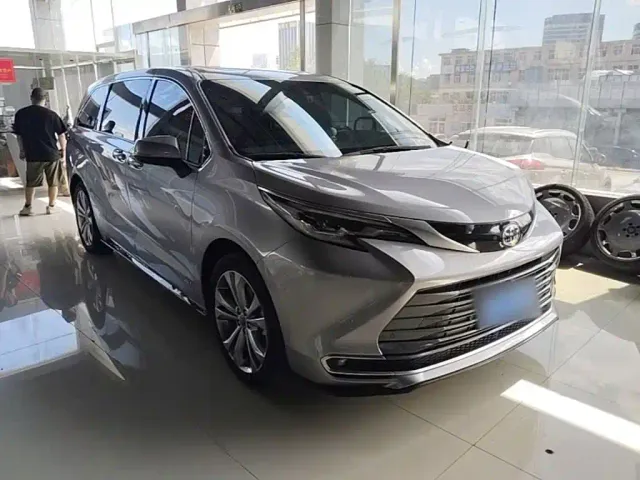 Toyota Sienna — Фото автомобиля 3