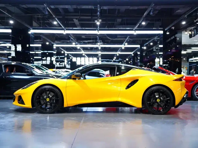 Lotus Emira — Фото автомобиля 9