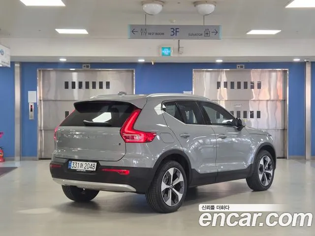 Volvo XC40 — Фото автомобиля 2