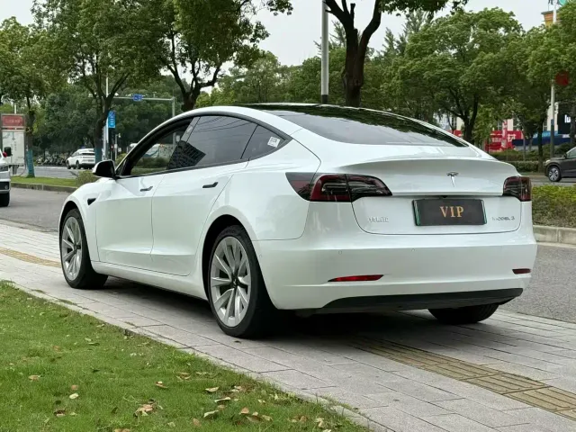 Tesla Model 3 — Фото автомобиля 9