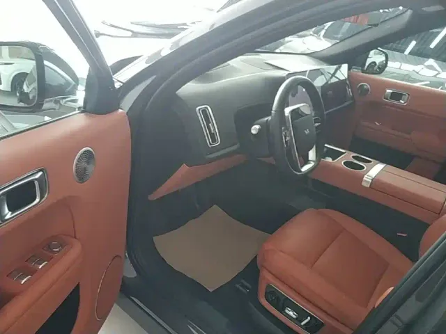 Li Auto L8 — Фото автомобиля 15
