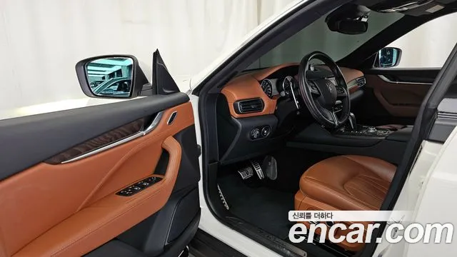 Maserati Levante — Фото автомобиля 10