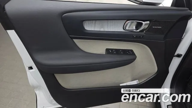 Вольво XC40 B4 Ultimate Bright — Фото автомобиля 24