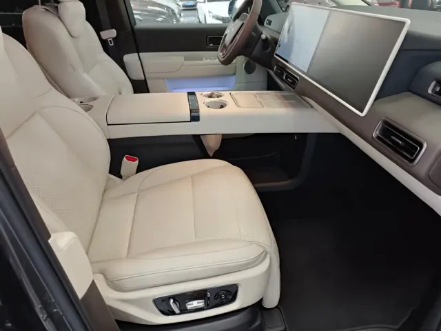 Li Auto MEGA — Фото автомобиля 15