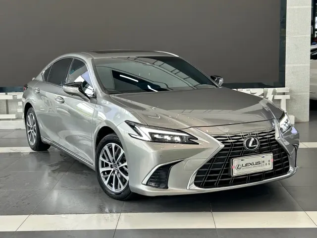 Lexus ES — Фото автомобиля 3