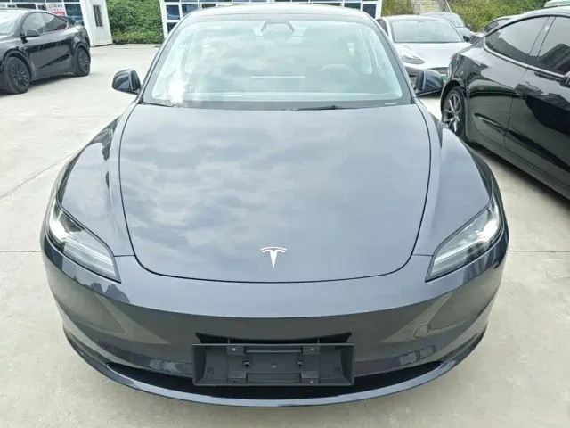 Tesla Model 3 — Фото автомобиля 2
