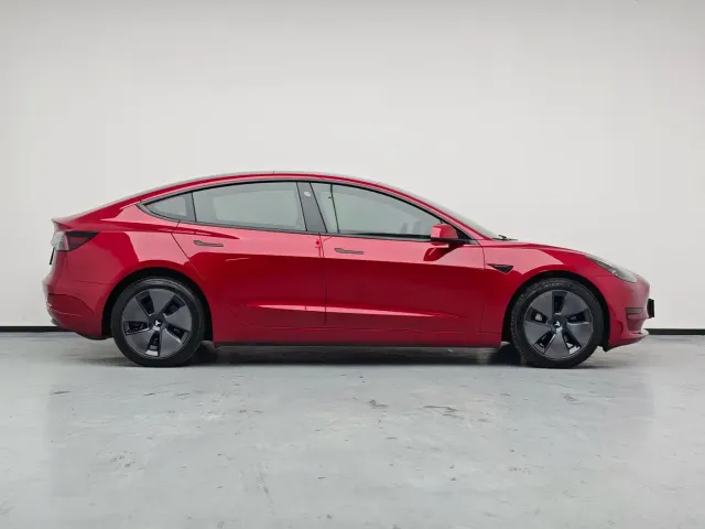 Tesla Model 3 — Фото автомобиля 15