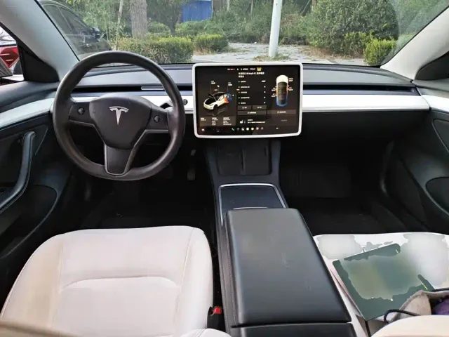 Tesla Model 3 — Фото автомобиля 5
