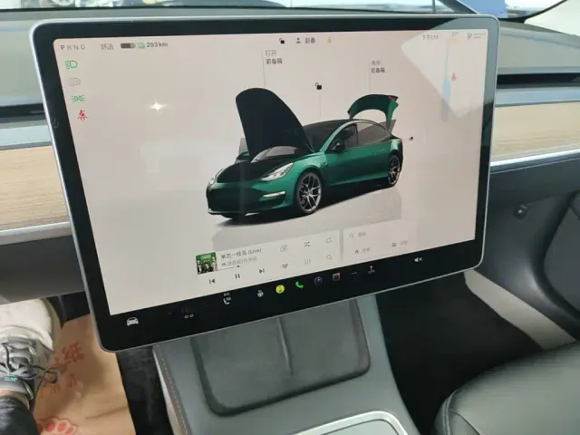 Tesla Model 3 — Фото автомобиля 12