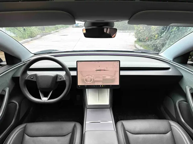 Tesla Model 3 — Фото автомобиля 8